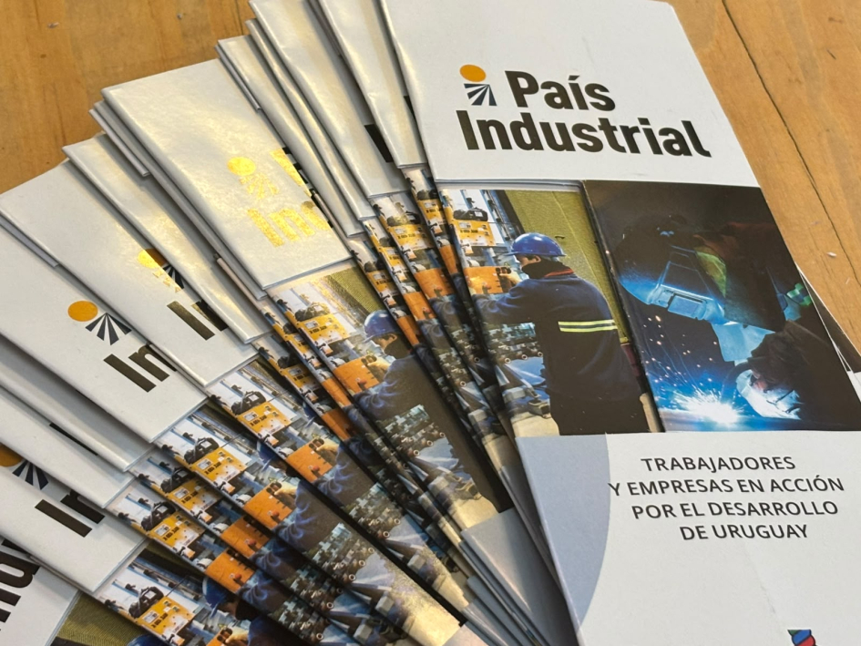 Folletos de País Industrial Folletos de País Industrial sobre una mesa