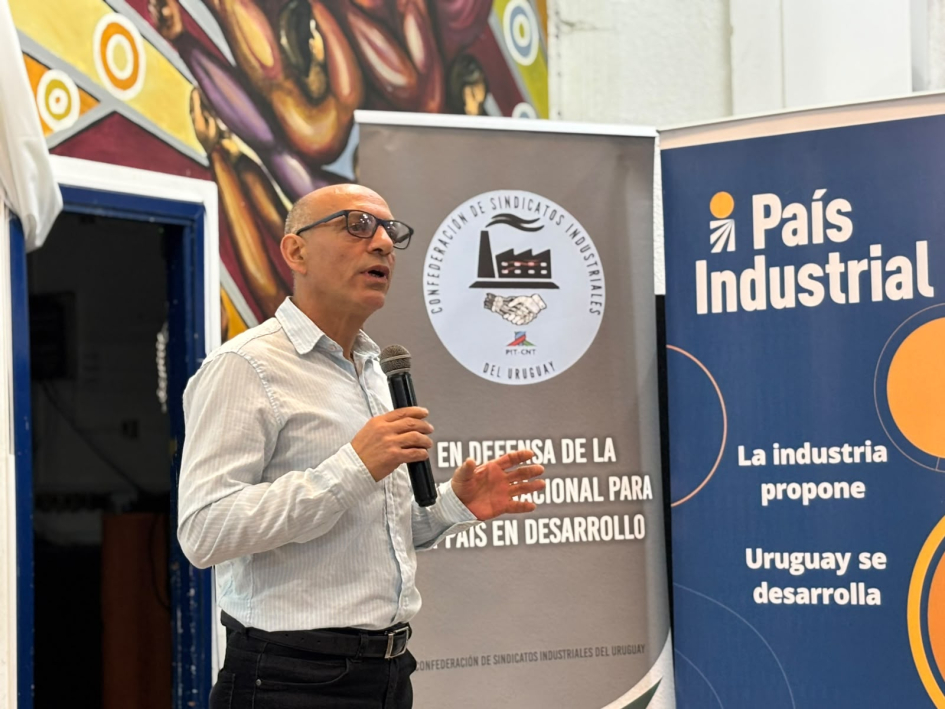 Marcelo Abdala Marcelo Abdala, de pie, habla a micrófono. Detrás banners institucionales.