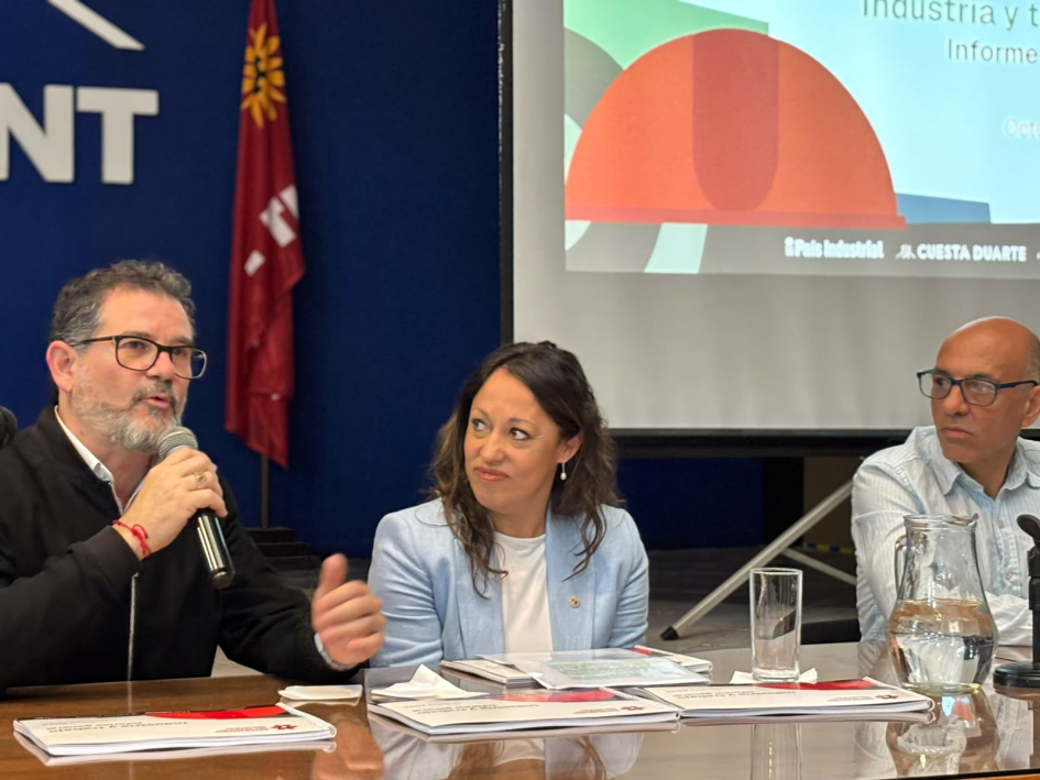Danilo Dárdano, Fernanda Cardona y Marcelo Abdala Danilo Dárdano, Fernanda Cardona y Marcelo Abdala en mesa. Dárdano habla a micrófono