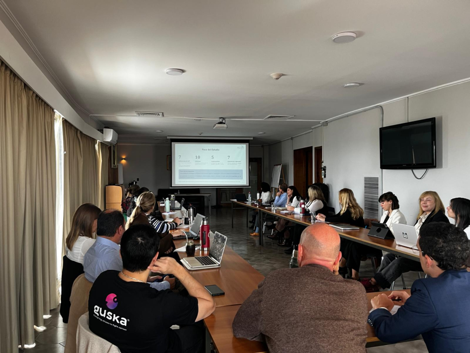 Reunión del Núcleo Productivo de Biotecnología Personas sentadas; al fondo, pantalla
