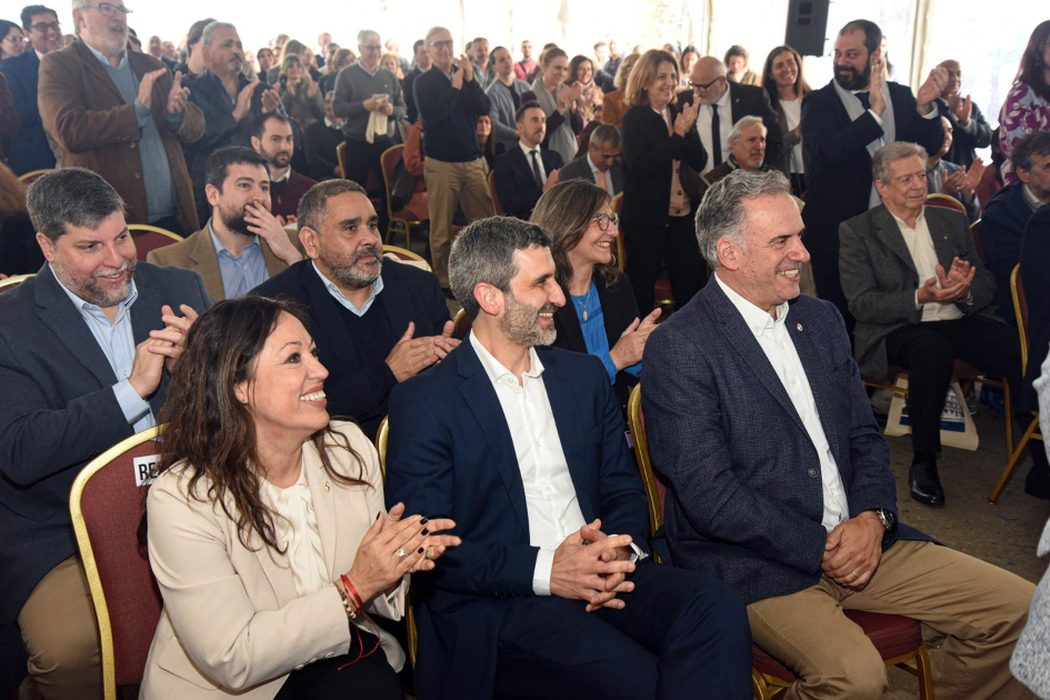 Autoridades participaron del 95.° aniversario de Ancap Autoridades, sentadas en primera fila del público, aplauden
