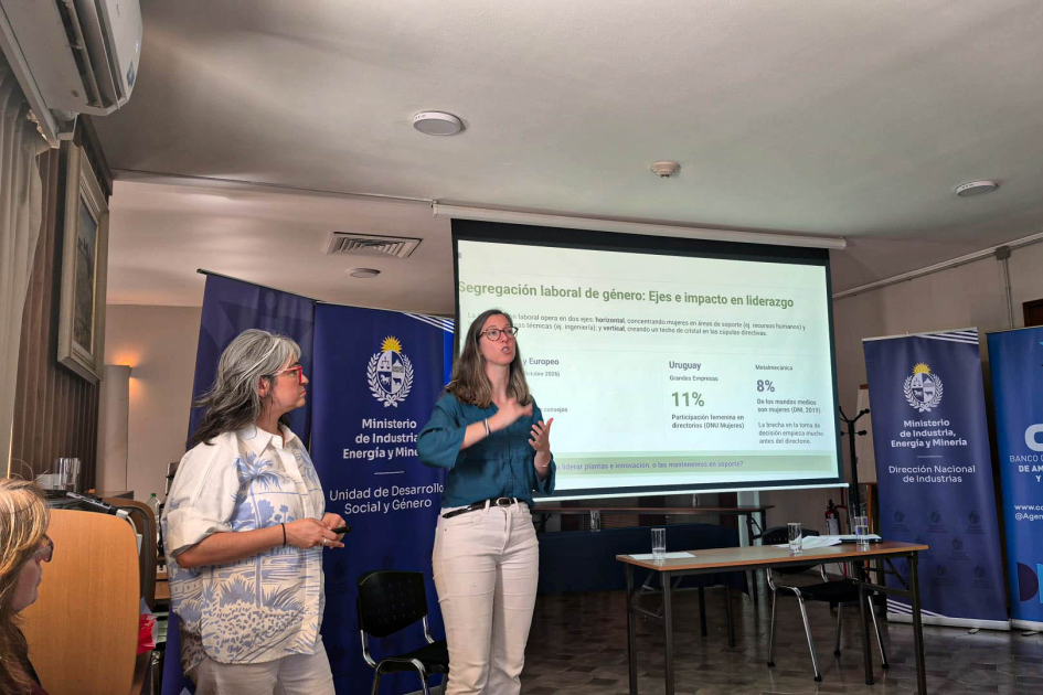 María José Scaniello y Guadalupe Goyeneche, de CIEDUR Dos mujeres, de pie; al fondo, pantalla