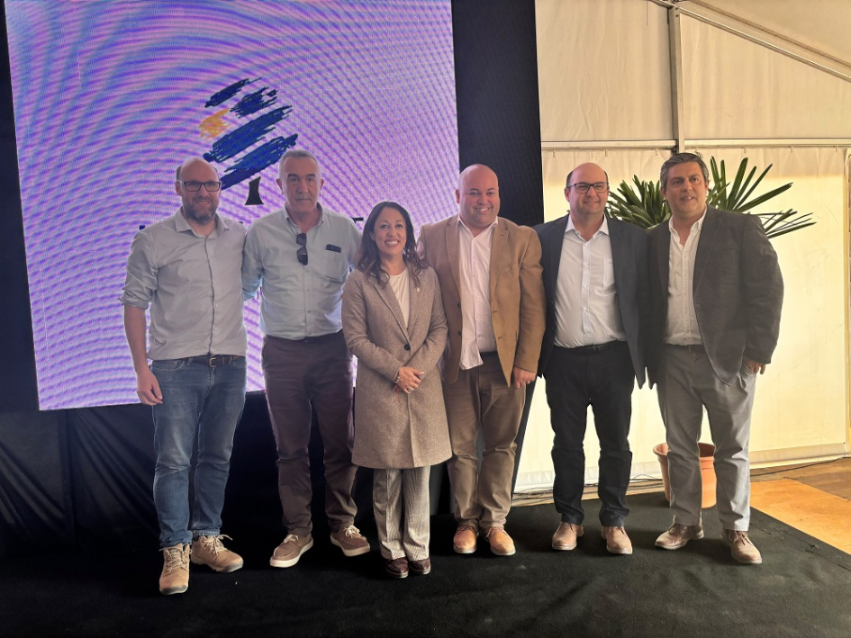 Uruforest De pie, ministra Cardona junto a otras autoridades