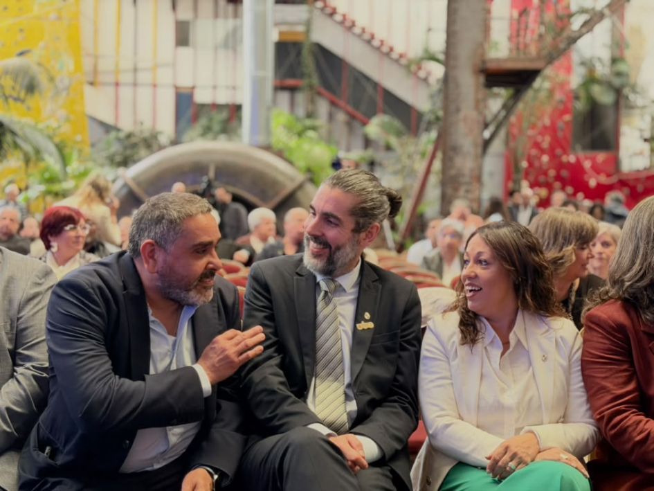 Presidente del Correo, G. Bonfrisco; director general del MIEM, R. Díaz; ministra F. Cardona Cardona, sentada en primera fila con Díaz y Bonfrisco