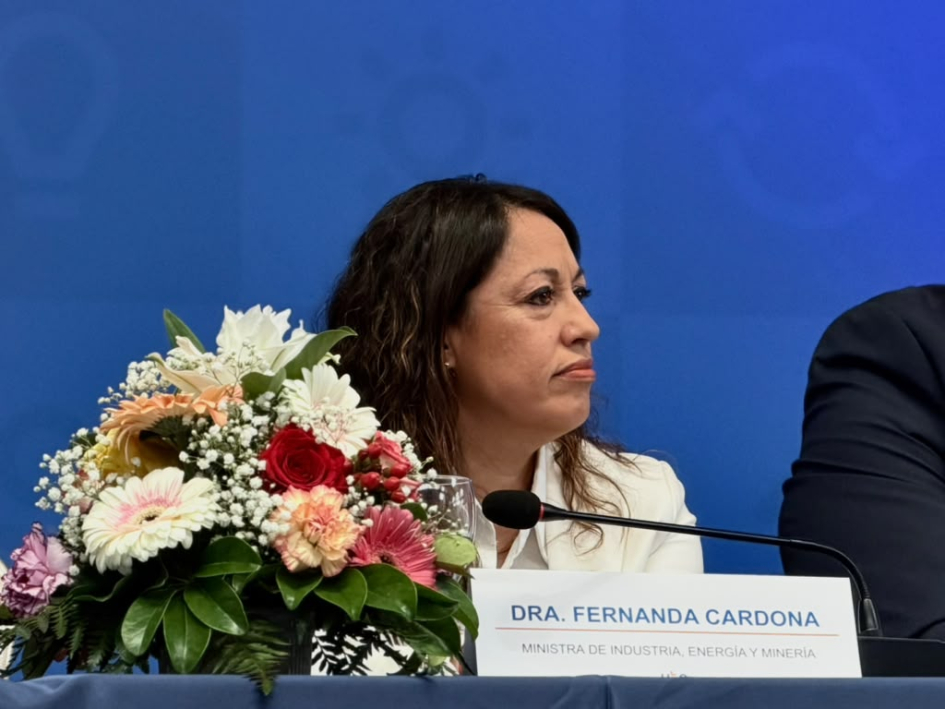 Ministra Fernanda Cardona Cardona, sentada en una mesa con un ramo de flores