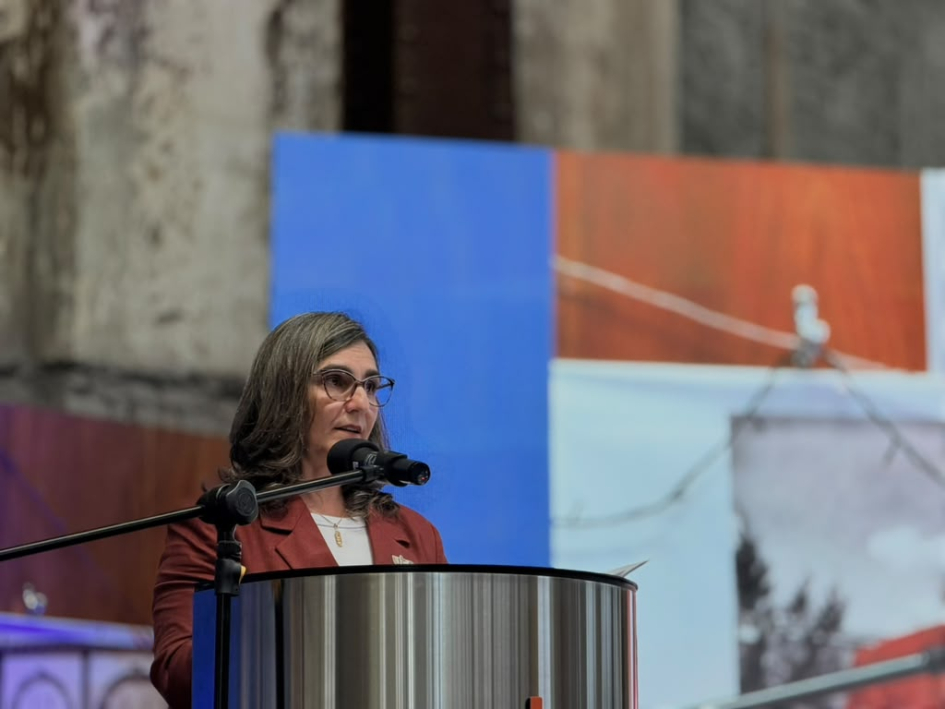 Presidenta de UTE, Andrea Cabrera Cabrera habla desde un atril