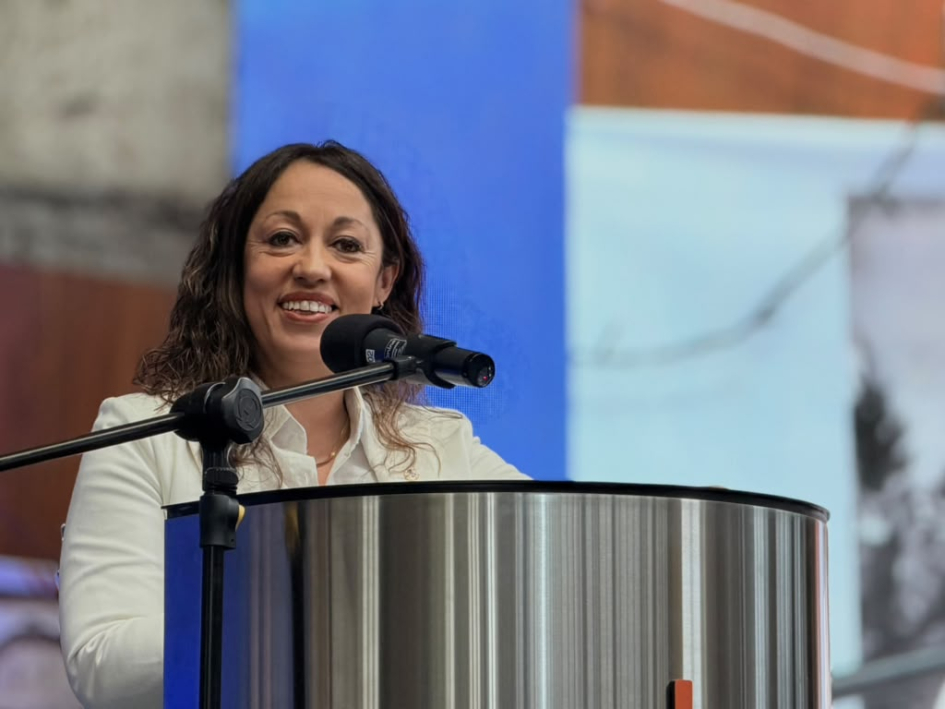 Ministra Fernanda Cardona Cardona habla desde un atril