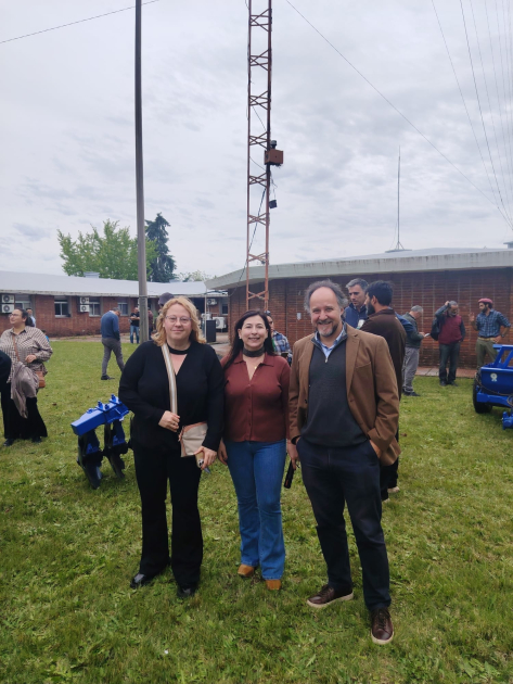 Directora Ximena Cidrás (MIEM), director Gabriel Isola (MGAP) y Cecilia Casulo (CUMFA) Directora Cidrás, Director Isola y Gerenta de CUFMA en la recorrida por exposición de maquinaria