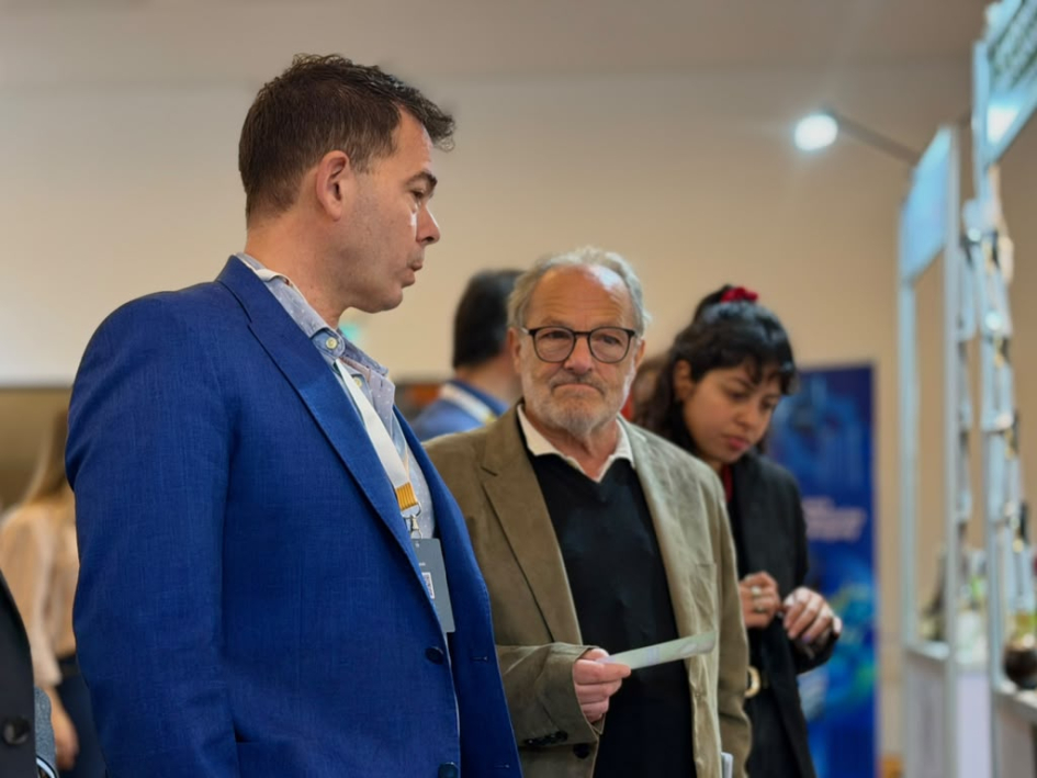 Olesker y García, en su recorrida; al fondo, una mujer