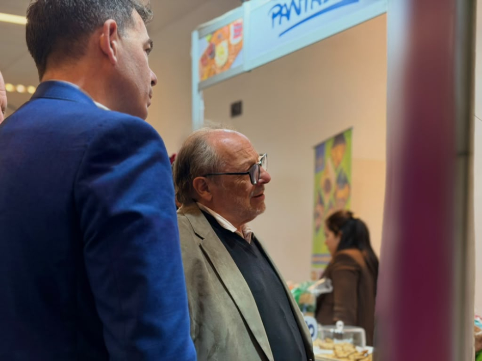 Olesker y García, frente a un stand