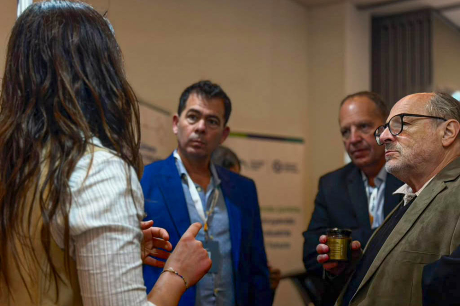 Olesker y García dialogan con un hombre y una mujer