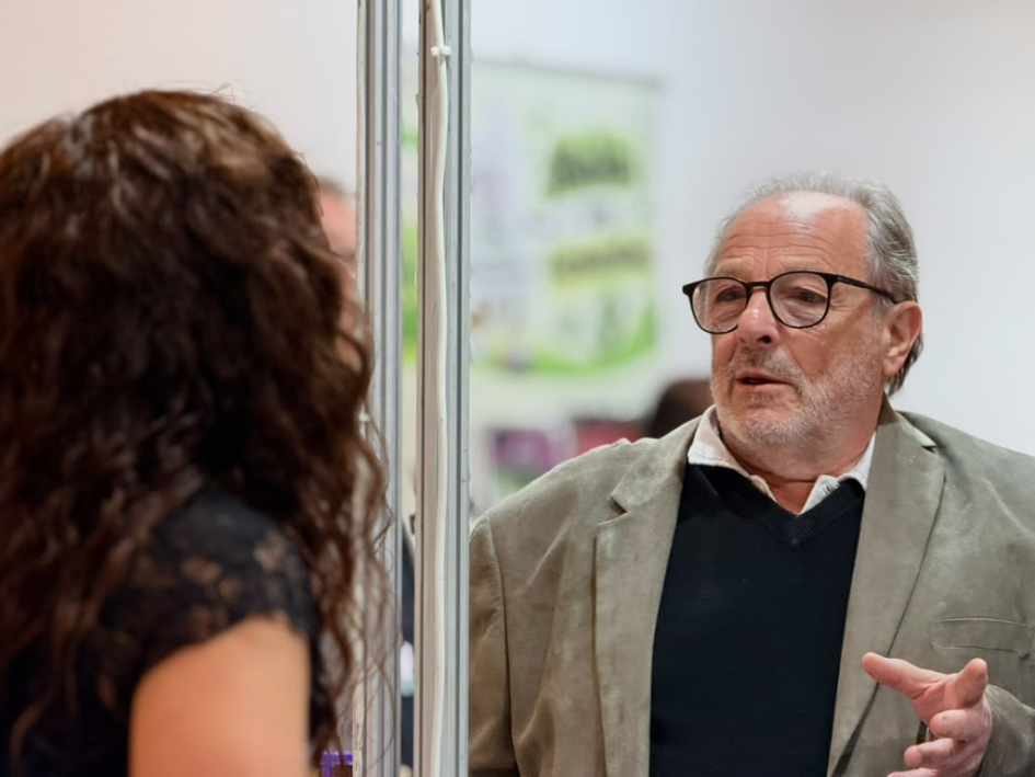 Olesker dialoga con una reprsentante de las mipymes, quien se encuentra de espaldas