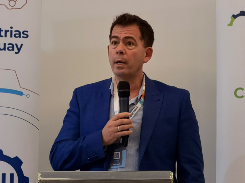 García habla desde un atril; detrás, banner de la CIU