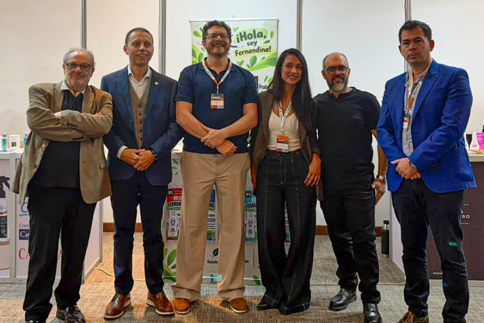 Autoridades y representantes de las mipymes, de pie