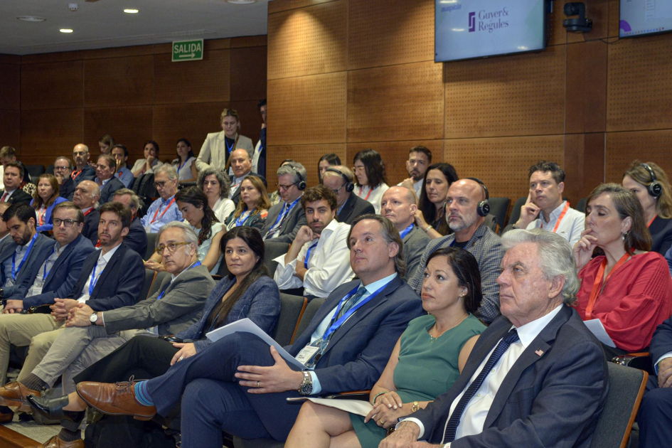 Público sentado, entre las personas se encuentra la ministra