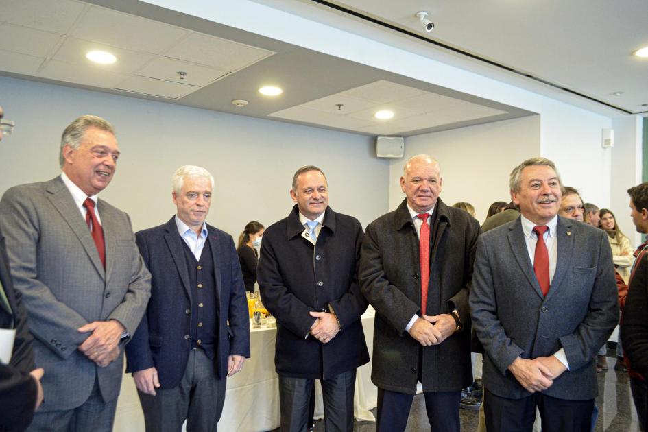 Autoridades antes del inicio del evento Autoridades (cinco hombres) sonríen de pie