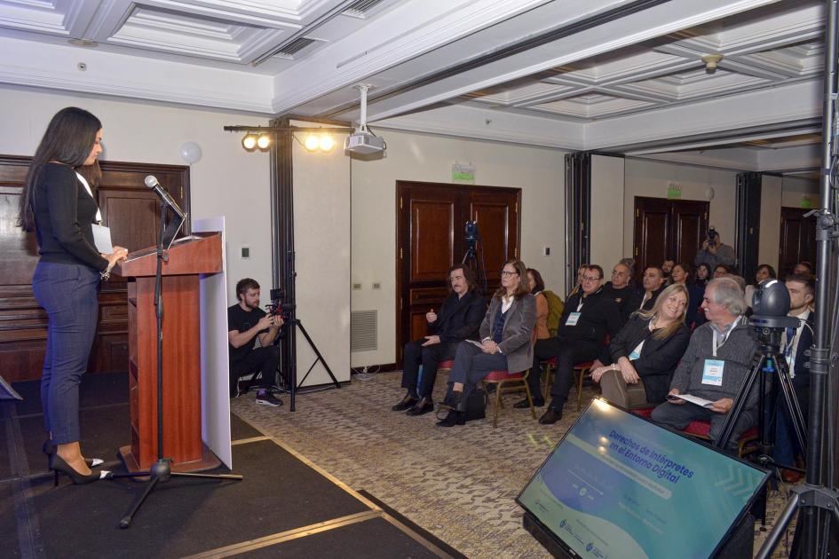 La ministra Elisa Facio participó del evento organizado por SUDEI y ELAPI Oradora habla desde un atril; se la ve de costado; frente a ella, el púbilico