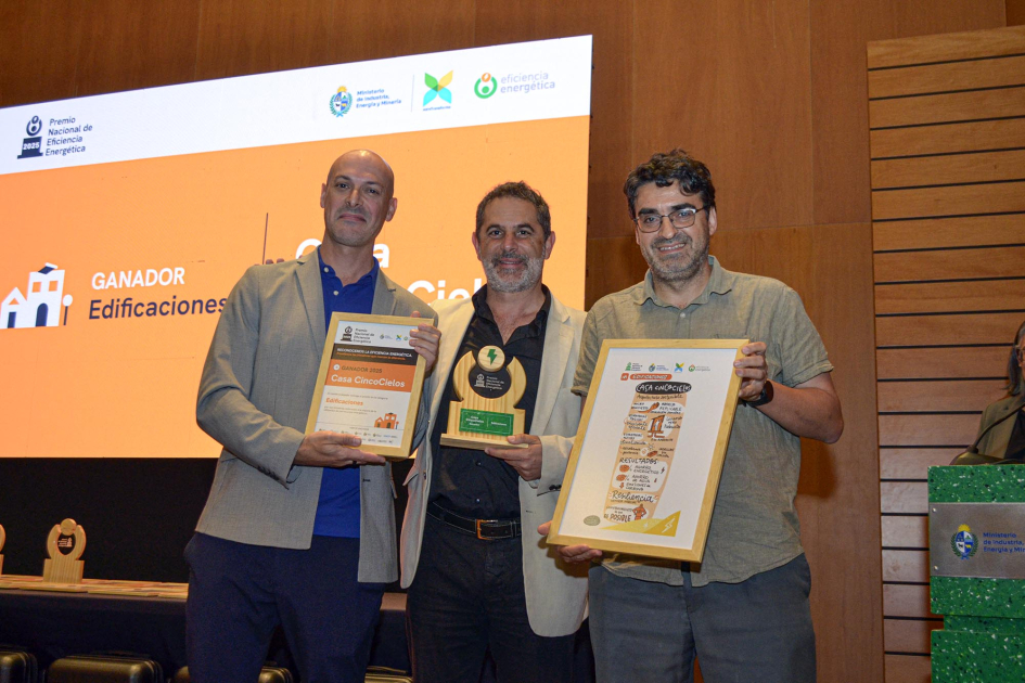 Representantes del proyecto, junto a autoridad, reciben premio