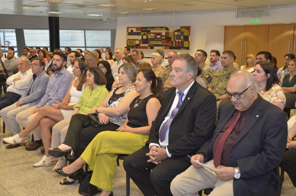 Público y autoridades Público sentado, entre ellos ministra Cardona y directores