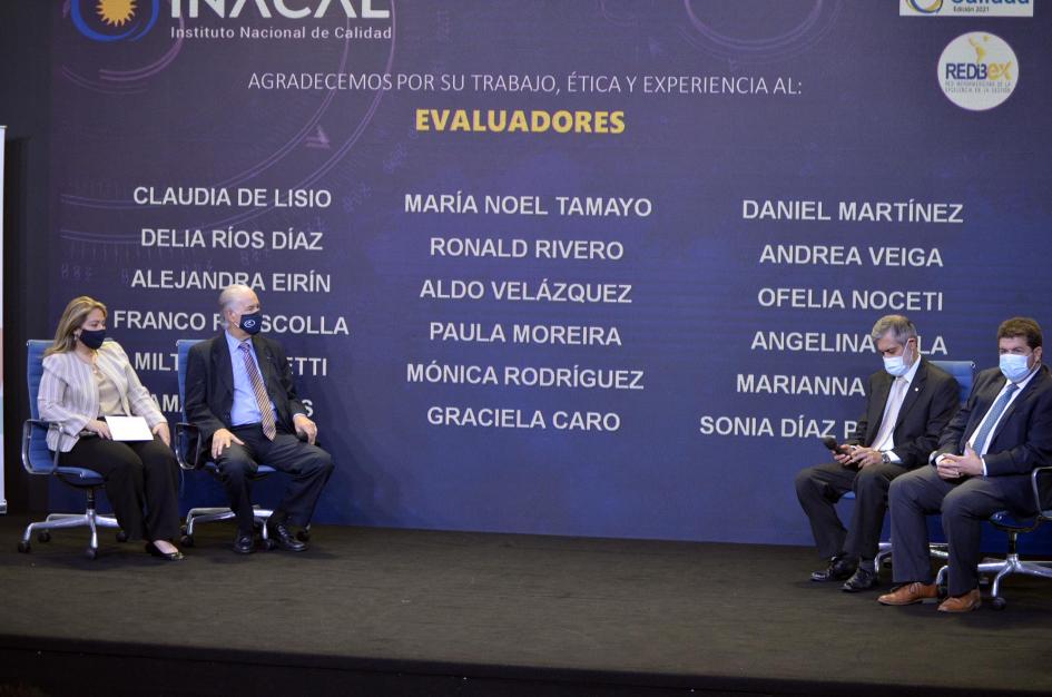 Autoridades presentes en la entrega de premios de INACAL Autoridades presentes en la entrega de premios de INACAL; el escenario es azul y tiene letras blanca