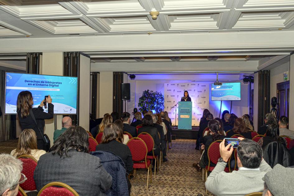 La directora general de ELAPI, Silvina Vila, expuso ante el público Al fondo, habla Silvina Vila