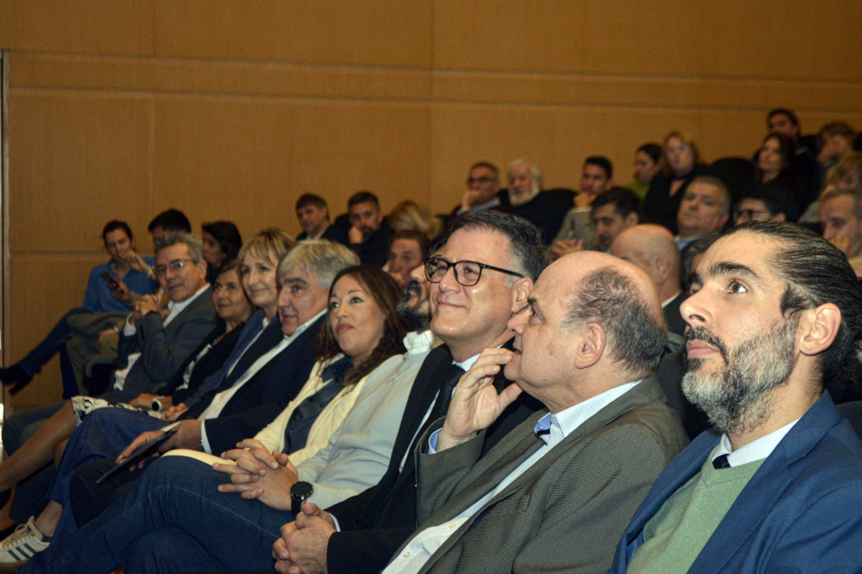 Autoridades sentadas en primera fila.