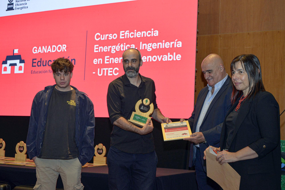 Docente y estudiante, con autoridades, en entrega de premio
