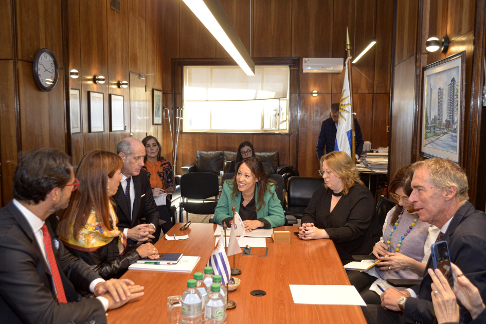 Integrantes del encuentro, alrededor de una mesa y en sillones