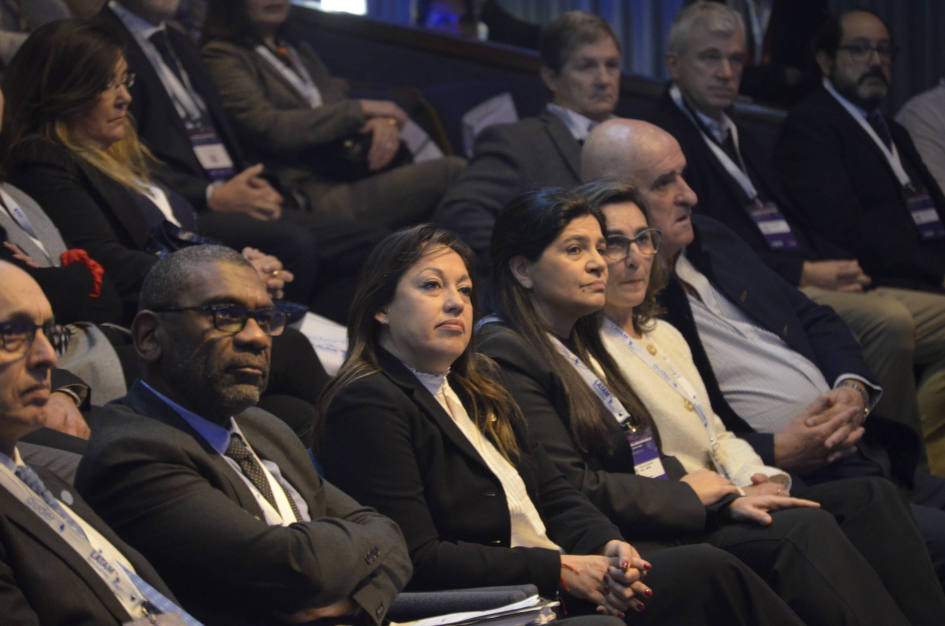 Autoridades participaron del encuentro Autoridades en primera fila del público