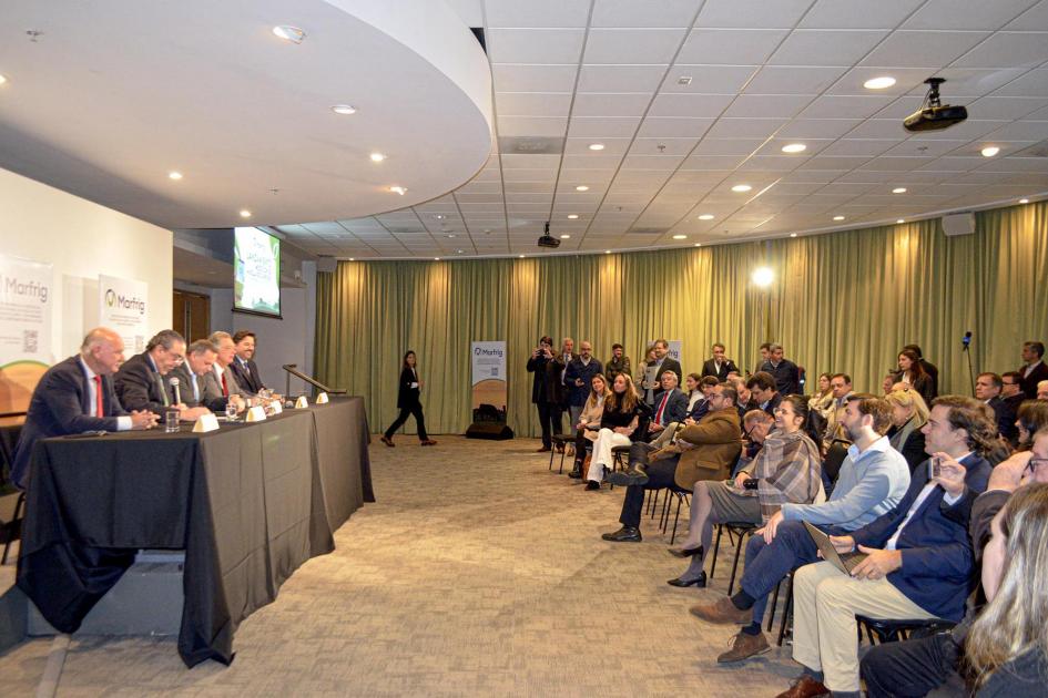 El evento se realizó en el auditorio del World Trade Center Mesa de autoridades a la izquierda; a la derecha, público