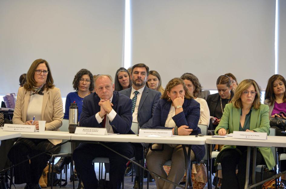 Las autoridades presentaron un balance de sus instituciones Autoridades, sentadas en una mesa; detrás hay otras personas