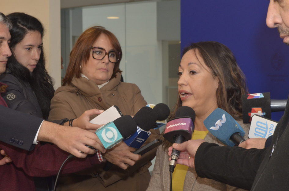 Rueda de prensa del 30 de junio Ministra habla, rodeada de prensa