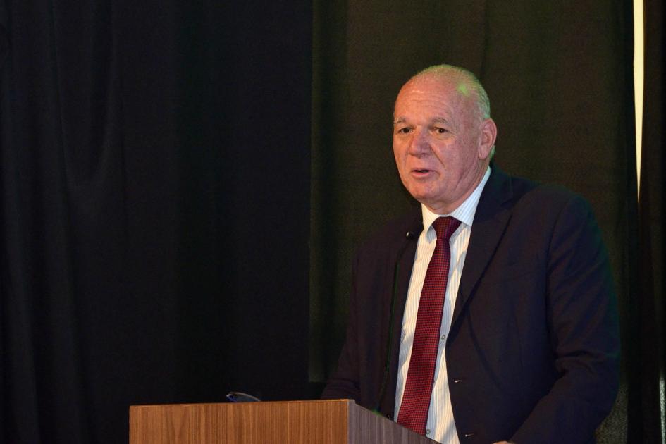 Subsecretario del MIEM, Walter Verri Verri habla desde un atril