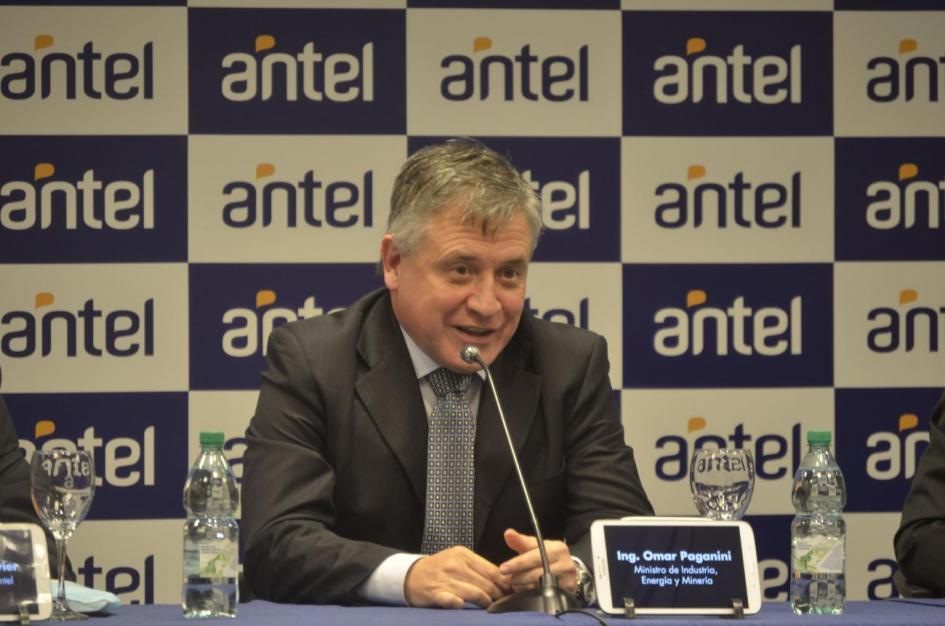 Ministro Pagani disertando en la asunción de presidente y vicepresidente de Antel