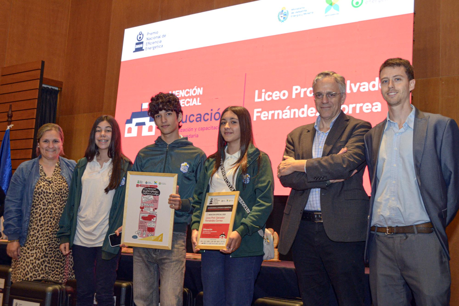 Adolescentes, docente y autoridades en entrega de premio