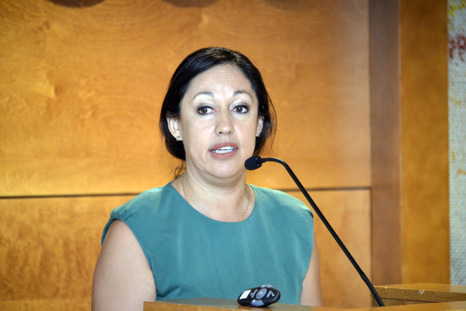 Ministra Cardona habla a micrófono. 