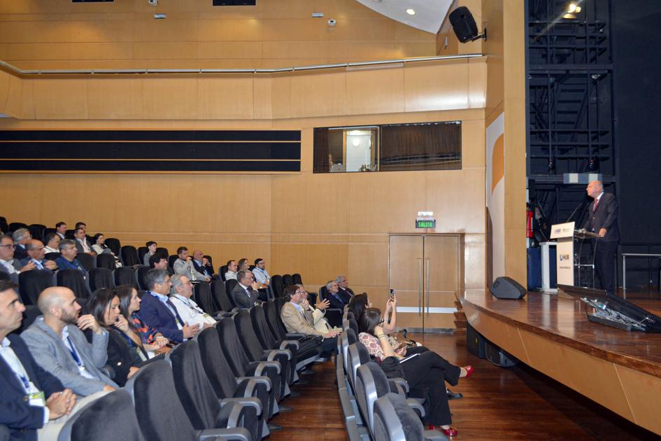 El evento se desarrolló en la Torre de las Telecomunicaciones Verri habla ante el púbico, desde un atril