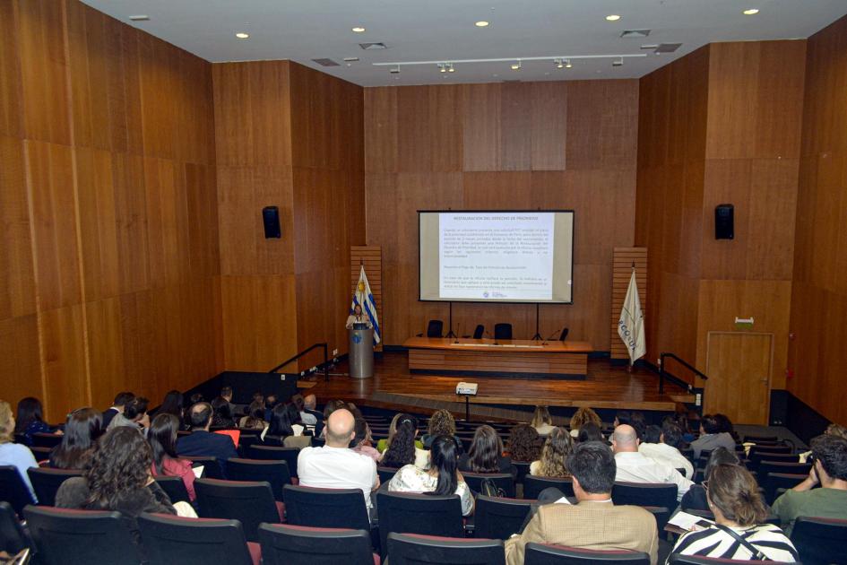 El cierre se desarrolló en el auditorio de la Torre Ejecutiva Anexo Al fondo, en el escenario, Varela habla en atril; detrás, mesa, pantalla y bandera; cerca, público