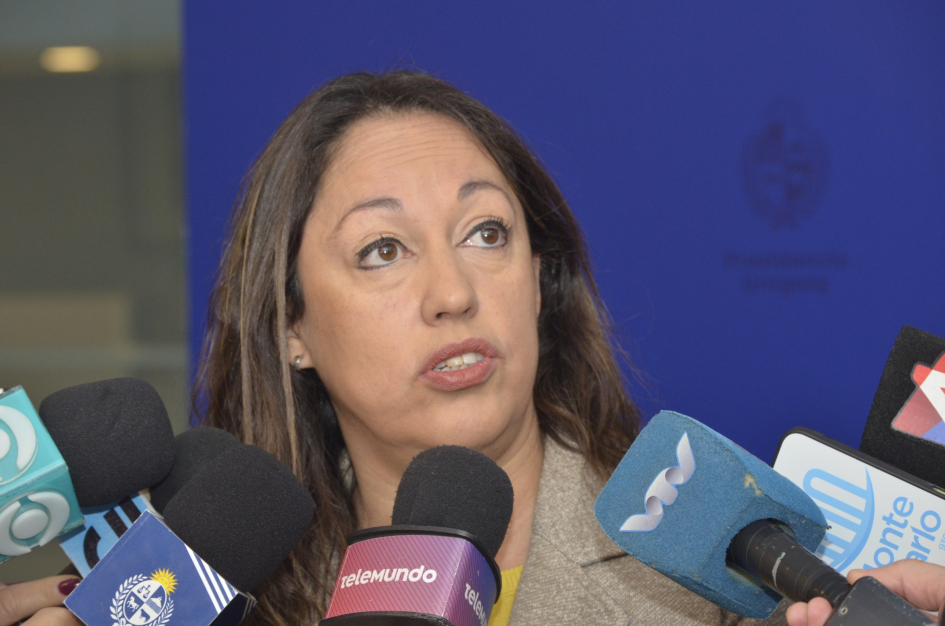 Rueda de prensa del 30 de junio Ministra habla; alrededor, micrófonos