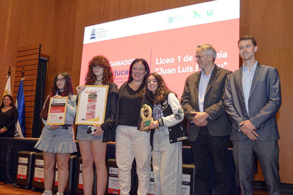 Adolescentes, docente y autoridades, en entrega de premios