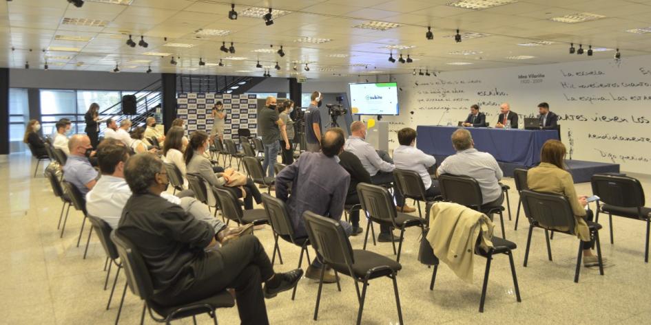 El lanzamiento se realizó en la Torre de las Telecomunicaciones Público y mesa de autoridades