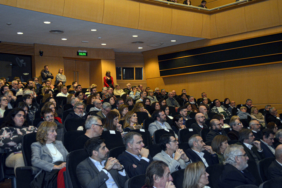 Personas sentadas en auditorio
