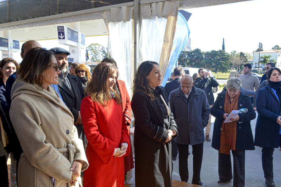 Ministra Fernanda Cardona y presidenta de Ancap, Cecilia San Román, de pie junto a otras personas