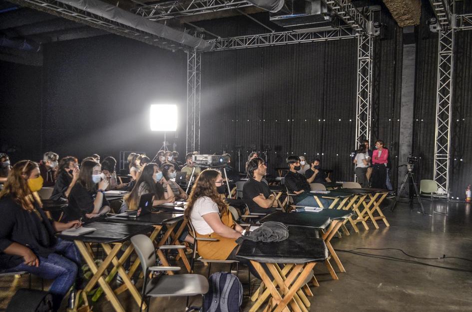 Imagen de los participantes del taller, sentados en mesas