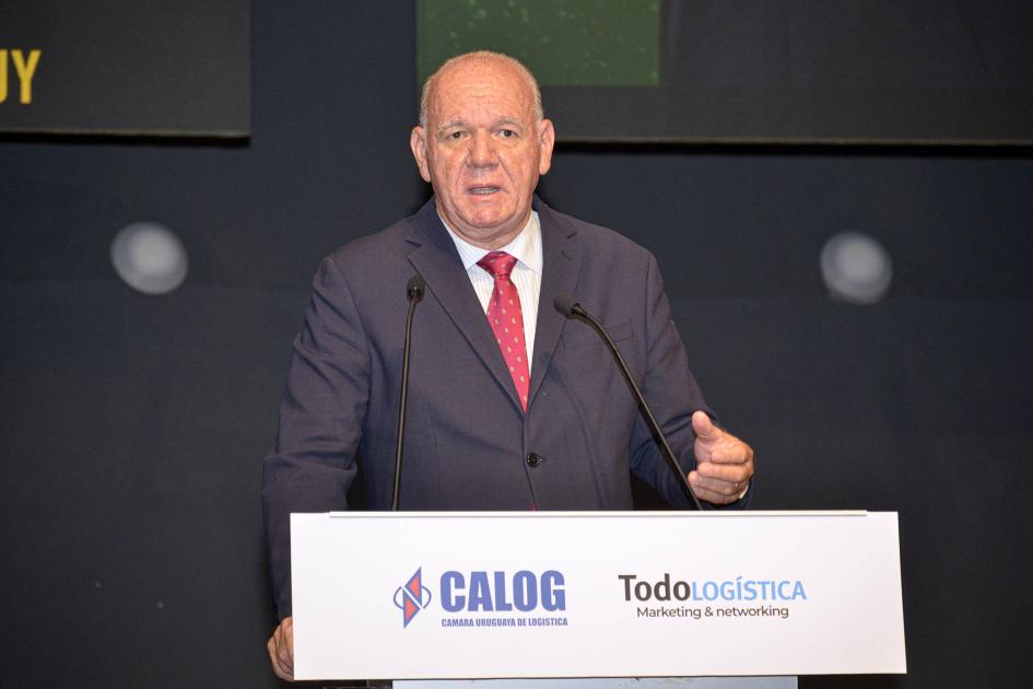 Ministro interino Walter Verri Verri habla desde un atril