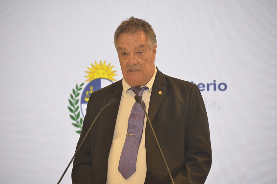 Juan Carlos Hermida Juan Carlos Hermida. Detrás pantalla blanca y logo del MIEM