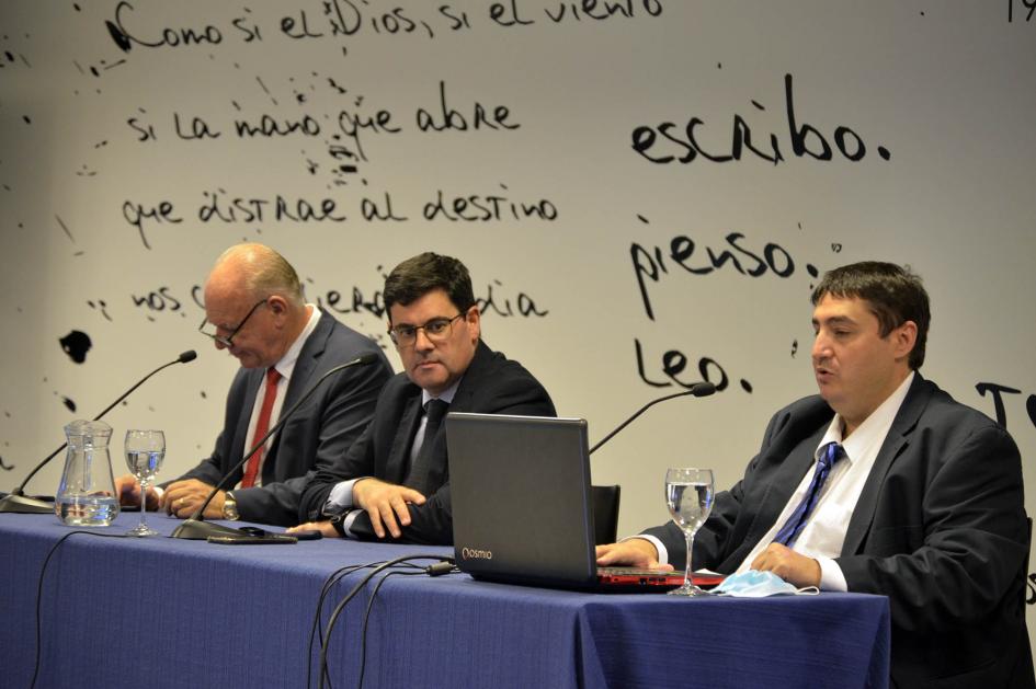 Mesa de autoridadades Mesa de autoridades y técnicos del MIEM