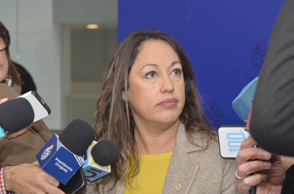 Rueda de prensa del 30 de junio Ministra habla; alrededor, micrófonos
