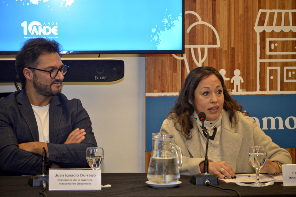 Cardona habla, junto a Dorrego; detrás, pantalla