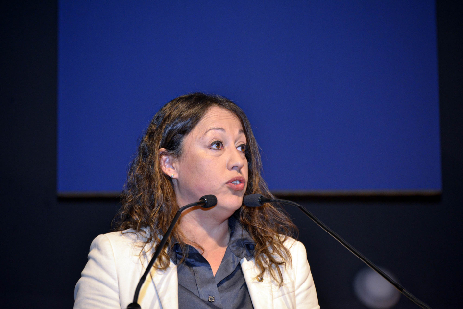 Ministra Cardona habla a micrófono.